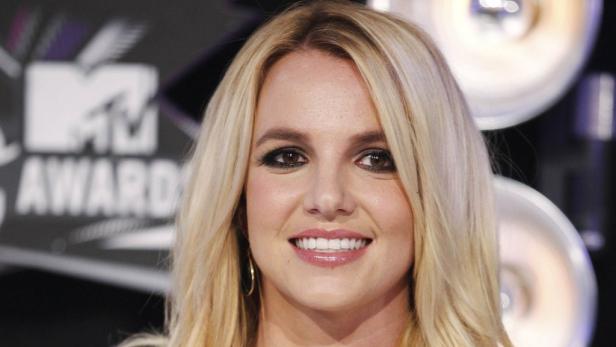 Britney Spears vor dem MTV Video Music Awards-Logo