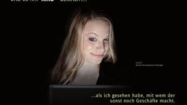 Eine Frau schaut lächelnd auf einen Laptop; Werbung für XING.