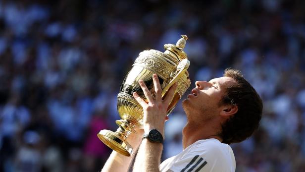 Andy Murray küsst die Trophäe nach seinem Sieg in Wimbledon.
