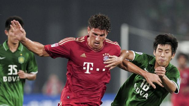 Zwei Fußballspieler kämpfen um den Ball.