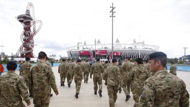 Eine Gruppe Soldaten geht vor dem Olympiastadion London entlang.