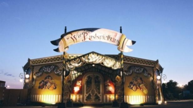 Das Wiener Lustspielhaus bei Dämmerung.