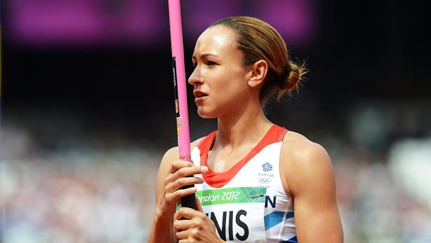 Jessica Ennis-Hill bei den Olympischen Spielen 2012 in London mit einem Speer.