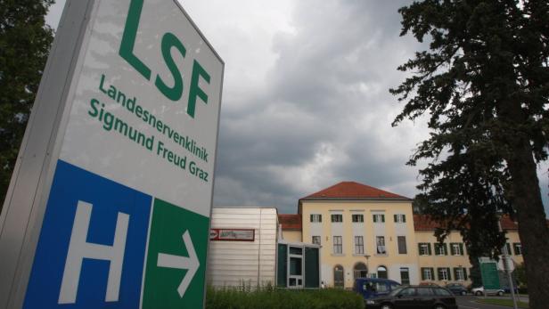 Das Schild der Landesnervenklinik Sigmund Freud Graz vor einem Gebäude.