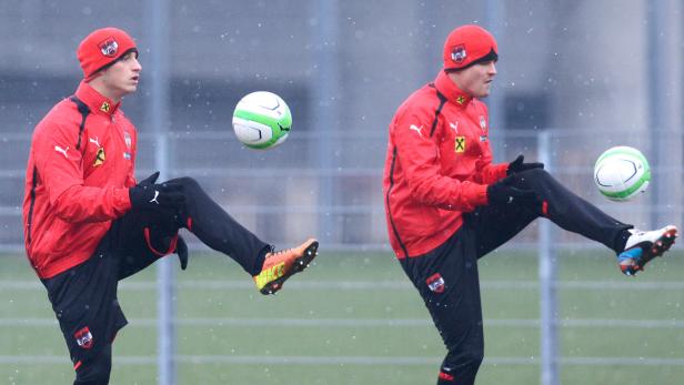 APA11954518-2 - 18032013 - WIEN - ÖSTERREICH: ZU APA-TEXT SI - Marko Arnautovic (L.) und Sebastian Prödl während des Trainings der österreichischen Fußball-Nationalmannschaft am Montag, 18. März 2013, in Wien. Österreich wird am kommenden Freitag, 22. März 2013, ein WM-Qualifikationsspiel gegen die Färöer in Ernst Happel-Stadion bestreiten. APA-FOTO: ROBERT JAEGER