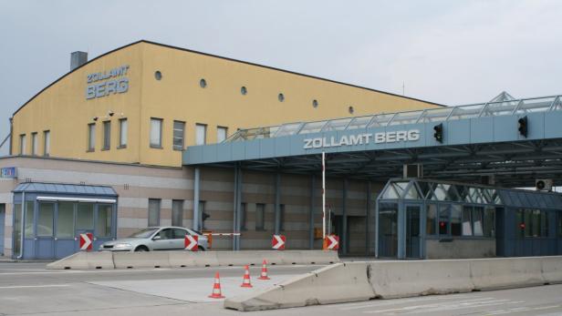 Das Zollamt Berg mit einem Auto, das die Grenze passiert.