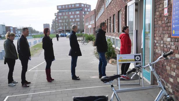 Schlange vor einem Wahllokal in Den Haag