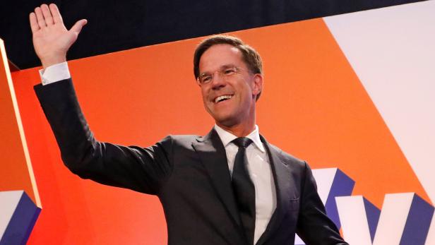Premier-Minister Mark Rutte winkt lächelnd