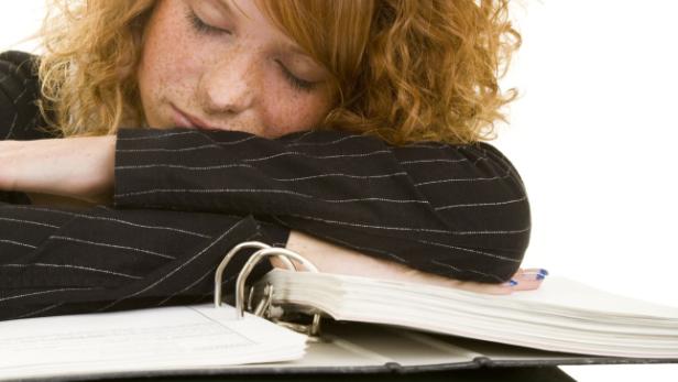 Schlafmangel wirkt sich nicht nur auf die Laune und Produktivität aus, sondern auch auf den Hormonhaushalt.