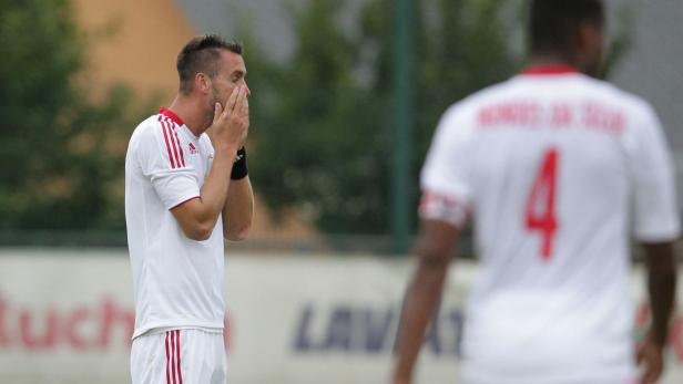 Ein Fußballspieler hält seine Hände vor sein Gesicht, möglicherweise enttäuscht.