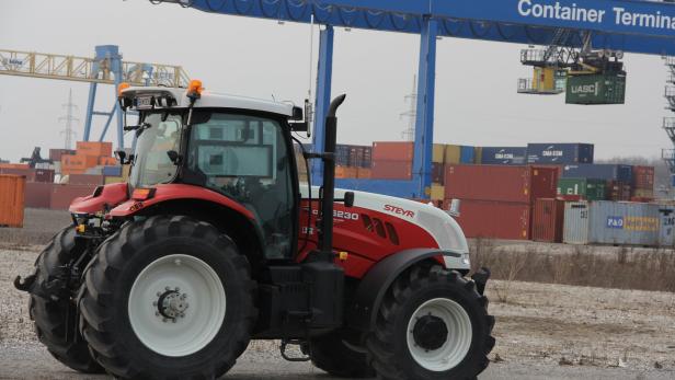 Selbstfahrer-Traktor wird neben Containerterminal am Enns-Donauhafen getestet