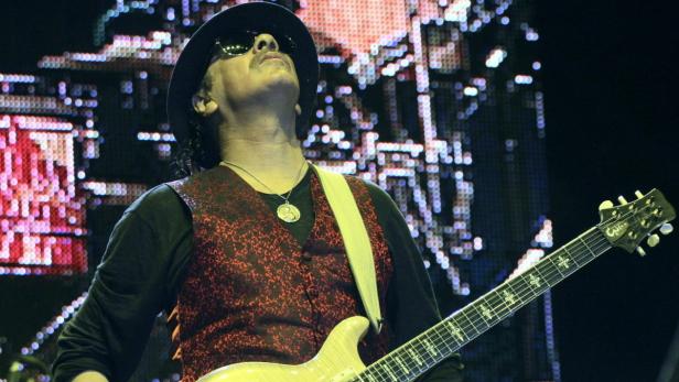 Carlos Santana spielt Gitarre während eines Konzerts.