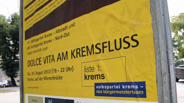 Ein Wahlplakat der Volkspartei Krems für „Dolce Vita am Kremsfluss“ am 30. August 2012.