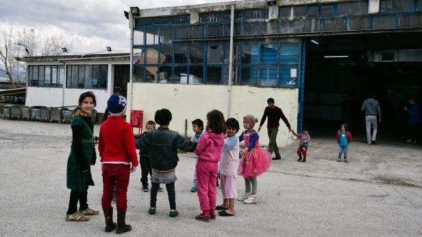 Kinder spielen in einer Flüchtlings-Unterbringung in Griechenland.