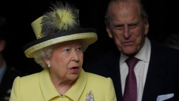 Queen Elizabeth nickt den Brexit ab.
