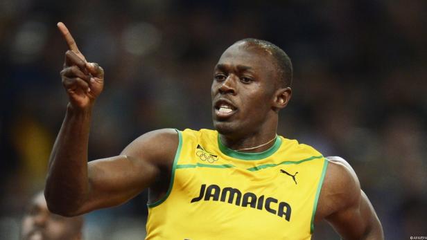 Usain Bolt zeigt mit dem Finger nach oben.