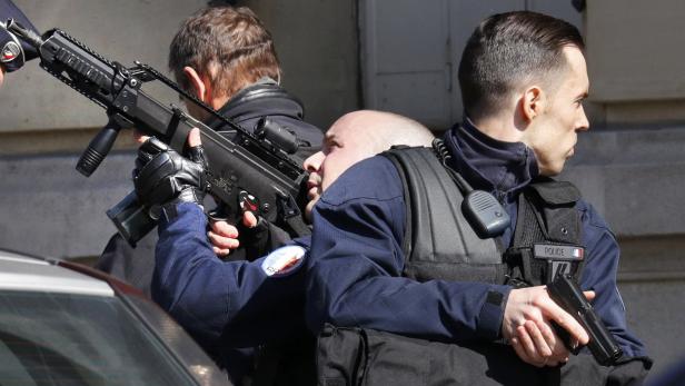 Die Polizei sichert die Umgebung vor dem Pariser IWF-Büro.