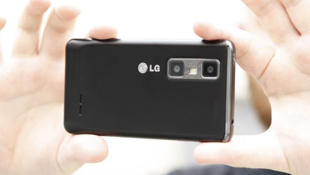 Ein schwarzes LG-Smartphone wird von zwei Händen gehalten.