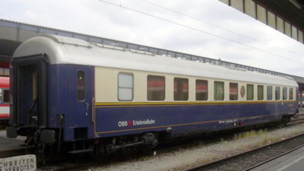 Die Erlebnisbahn veranstaltet Oldtimerfahrten: Der Salonwagen (re.) wurde nach NÖ verkauft, obwohl es ein höheres Angebot aus dem Ausland gegeben haben soll.