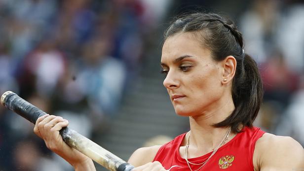 Jelena Issinbajewa hält einen Stab für den Stabhochsprung.