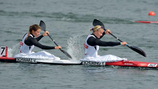Schwarz V. und Schuring Y. paddeln in einem Kanu auf dem Wasser.