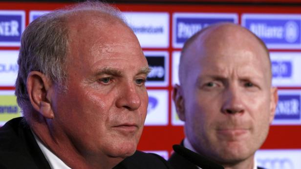 Uli Hoeneß und Jan-Christian Dreesen auf einer Pressekonferenz.