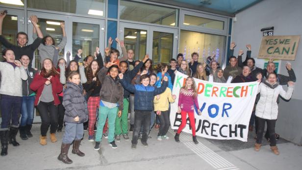 Jubel in der Geblergasse: Nach vier Jahren Streit mit den Schülern wurde der Garagenbau abgesagt