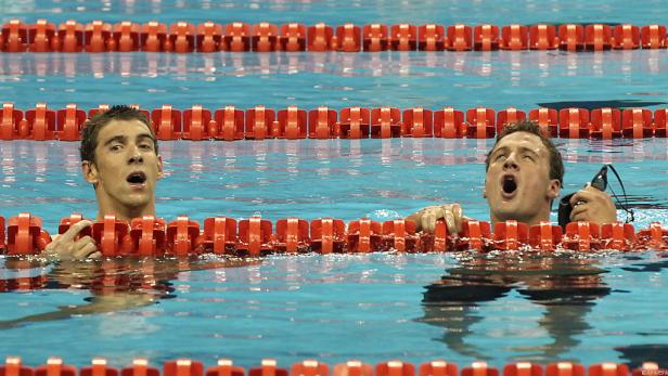 Michael Phelps und Ryan Lochte nach einem Schwimmwettkampf im Wasser.