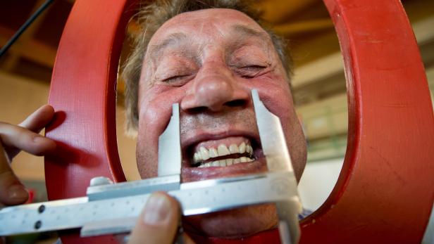 Der 1. Nasenclub der Welt e.V. hat im Vorjahr in Bayern eine Nasenweltmeisterschaft abgehalten. Im Bild wird die Nase des Teilnehmers Hermann Machtinger vermessen.