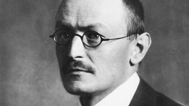 Schwarzweißporträt von Carl Jung mit Brille und Schnurrbart.