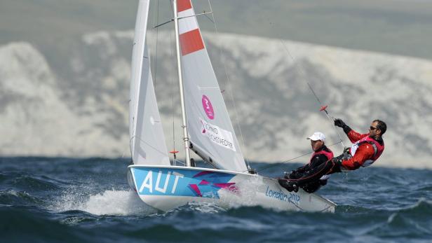 Zwei Segler auf einem Segelboot mit der Aufschrift „AUT“ bei den Olympischen Spielen 2012 in London.