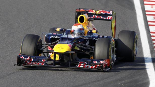 Ein Formel-1-Rennwagen auf einer Rennstrecke.