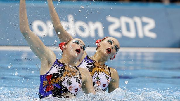 Zwei Synchronschwimmerinnen bei den Olympischen Spielen 2012 in London.