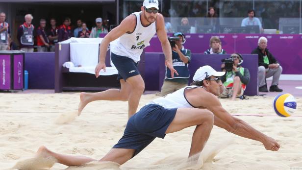 Zwei Beachvolleyballspieler aus Brasilien bei einem Spiel im Sand.