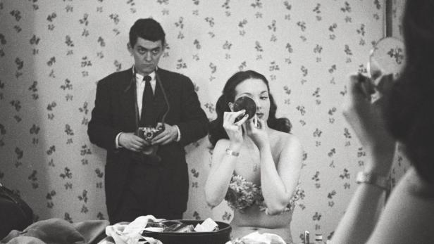 Mit 19 porträtierte Stanley Kubrick sich selbst mit dem Showgirl Rosemary Williams im Spiegel (1948)