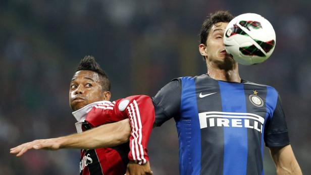 Zwei Fußballspieler kämpfen um den Ball während eines Spiels.