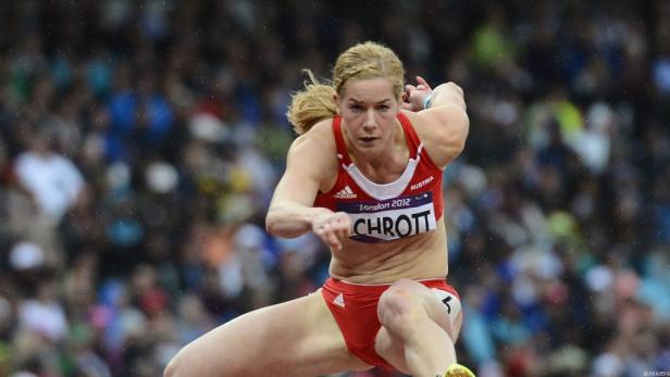 Beate Schrott bei einem Hürdenlauf.