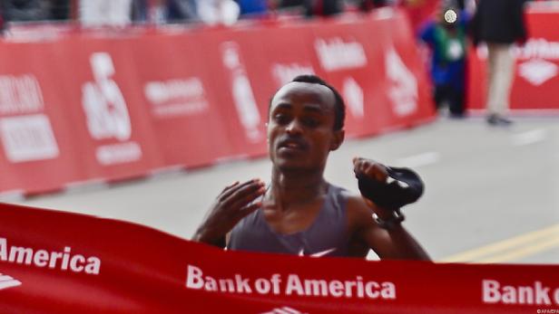 Ein Marathonläufer überquert die Ziellinie beim Boston-Marathon.