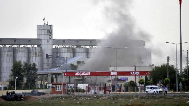 Rauch steigt über der türkischen Grenzübergangsstelle Akçakale auf.