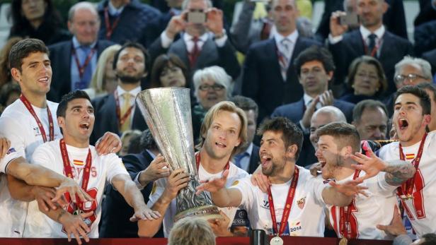 Sevilla-Kapitän Ivan Rakitic durfte den Pokal als Erster in den Händen halten.
