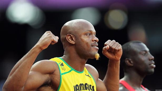 Ein jamaikanischer Sprinter jubelt mit geballten Fäusten.