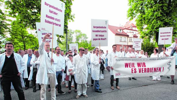 Vor zwei Jahren demonstrierten Spitalsärzte für mehr Gehalt; jetzt soll wieder &quot;nachgebessert&quot; werden