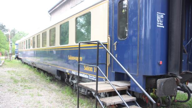 Der Salonwagen steht derzeit in Strasshof, laut dem Eisenbahnmuseum soll er beschädigt sein