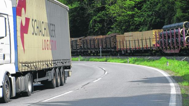 „Zu teuer, zu unflexibel“: Viele Unternehmen bevorzugen den Transport der Güter per Lkw