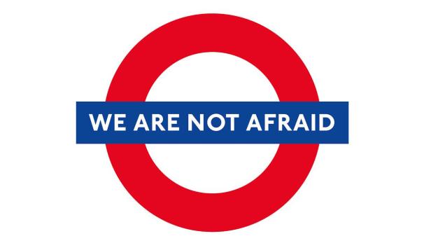 Das Londoner U-Bahn-Logo mit dem Slogan „We are not afraid“.
