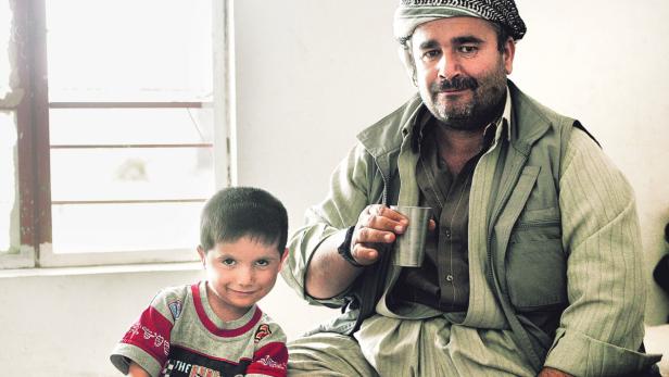 Karim Quasim Hammad mit seinem Sohn: Der Kriegsinvalide lebt von der Hand in den Mund, seinen Kindern wünscht er eine Zukunft in Sicherheit – 1,8 Millionen Menschen sind im Nordirak auf der Flucht vor sunnitischen Milizen, ein Ausmaß, das die kurdische Regionalregierung völlig überfordert.