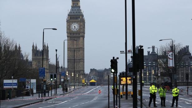 Polizisten in Warnwesten stehen auf der Westminster-Brücke in London die gesperrt wurde