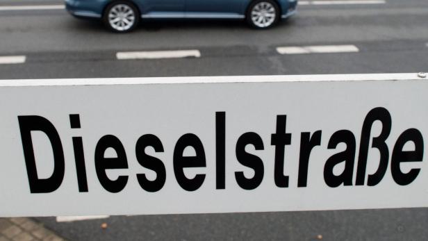 ABD0003_20170222 - ARCHIV - Ein Volkswagen fährt am 06.10.2015 über die Dieselstraße in Wolfsburg (Niedersachsen). (zu dpa &quot; Schmutzfink mit Chance auf «neuen Frühling»? Zoff um den Diesel&quot; vom 22.02.2017) Foto: Julian Stratenschulte/dpa +++(c) dpa - Bildfunk+++