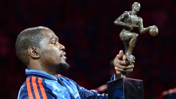 Durant bekam vor dem Spiel gegen die Clippers die MVP-Trophäe überreicht, anschließend zeigte er warum die Wahl auf ihn fiel.