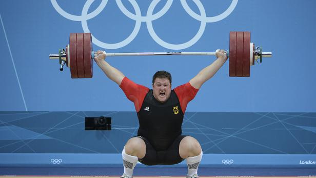 Ein Gewichtheber des deutschen Teams stemmt eine Langhantel bei den Olympischen Spielen.